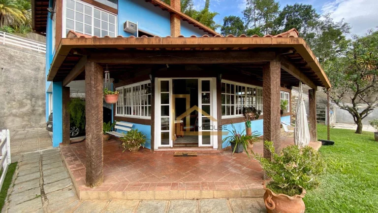 Imagem Casa com 5 dormitórios sendo 2 suítes à venda, 220 m² por R$ 990.000 - Golfe - Teresópolis/RJ