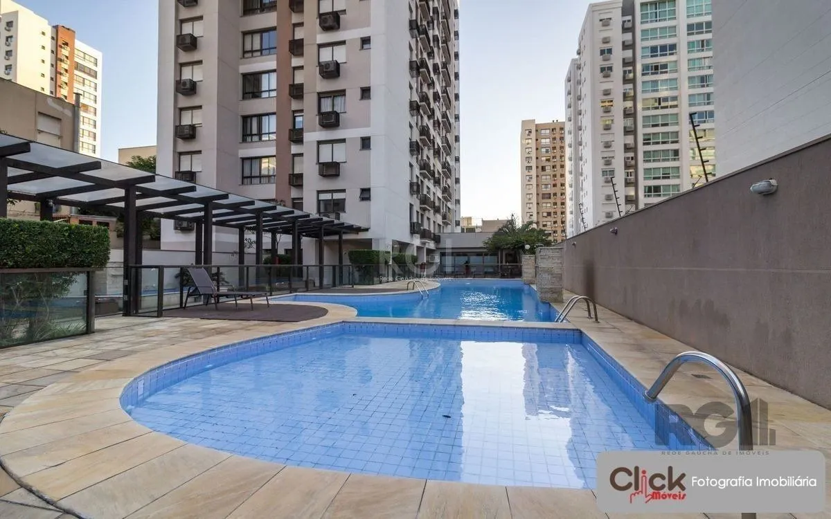 Imagem Vende apartamento desocupado, andar alto, mobiliado, living de dois ambientes, no Passo da Areia - Porto Alegre