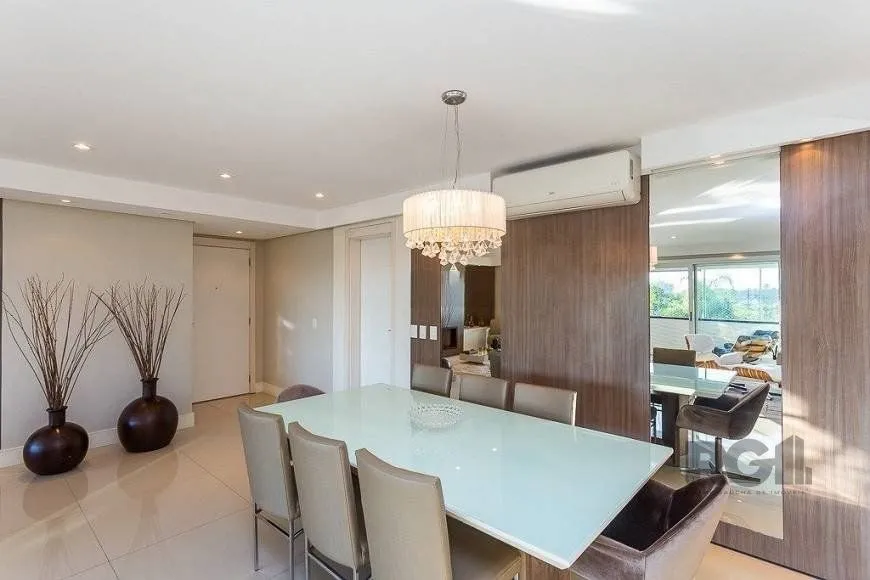 Imagem Excelente apartamento, finamente decorado e mobiliado, excelente iluminação, possuindo 03 dormitórios e 03 suites, sendo 01 master
