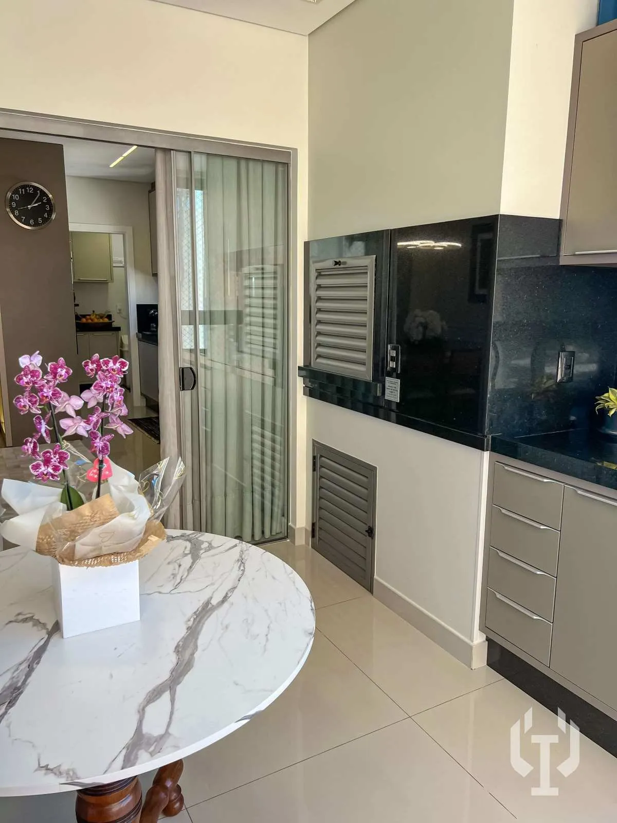Imagem Apartamento mobiliado de 3 suítes e 2 vagas de garagem no Centro de Itapema