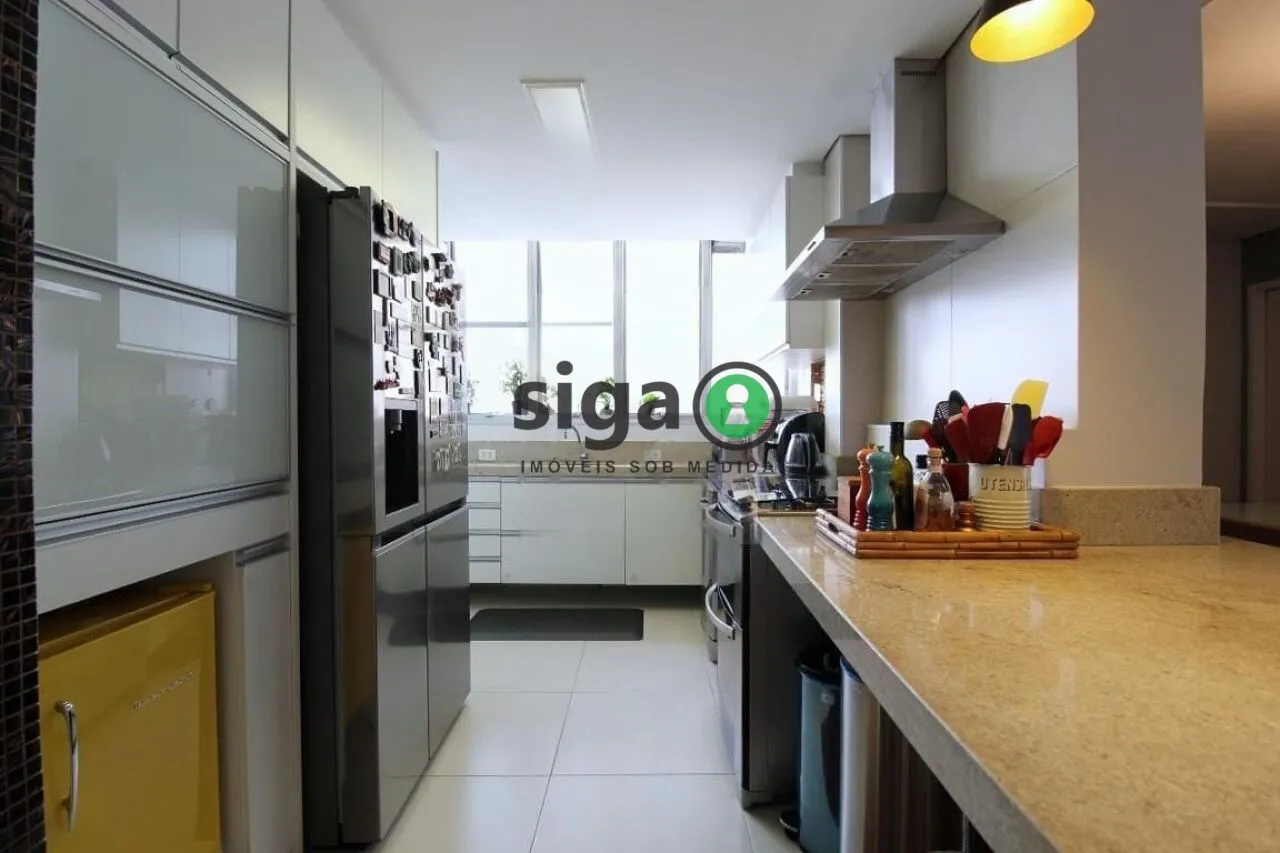 Imagem Apartamento sofisticado em Moema com reforma impecável e 2 vagas fixas.
