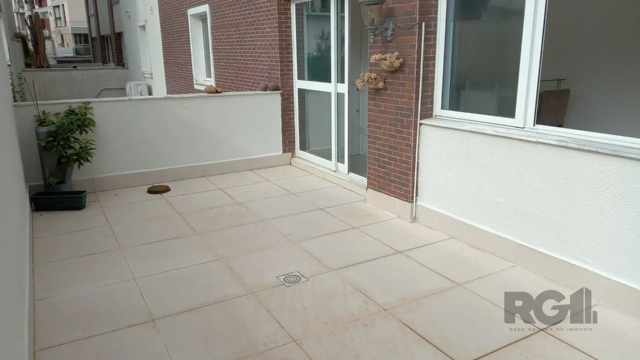 Imagem Apartamento com TERRAÇO, localizado num dos mais sofisticados bairros de Porto Alegre, bairro Rio Branco. Apartamento totalmente mobiliado.