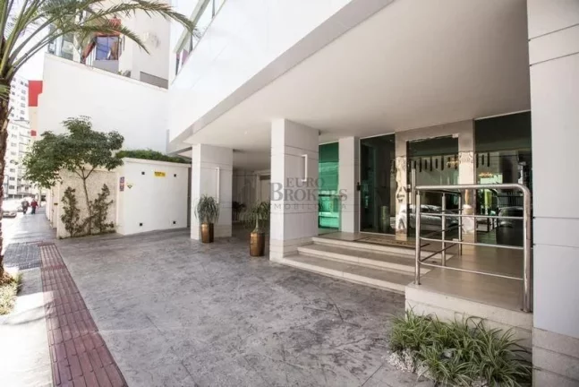 Imagem Apartamento mobiliado e equipado com 3 suítes e vista mar