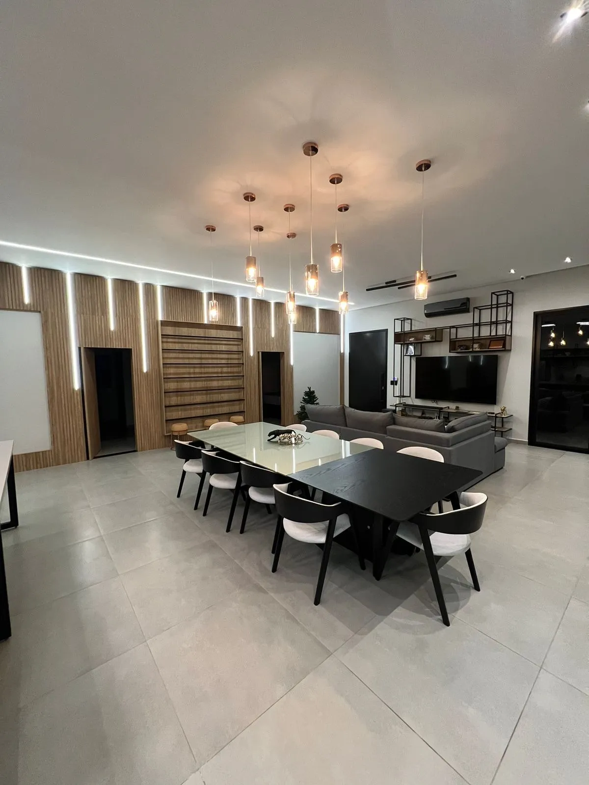 Imagem Luxuosa Casa de 700m² em Santa Isabel - Beira da Água com 6 Suítes