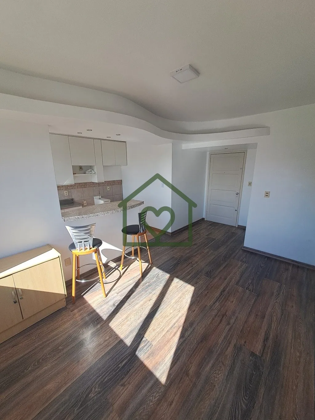 Apartamento reformado em frente ao Zaffari da Cristóvão Colombo com 1 dormitório e móveis sob me...