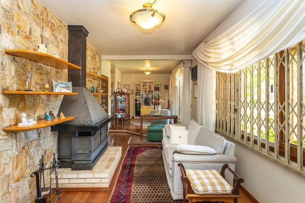 Imagem Casa sobrado no Partenon de 3 dormitórios e amplo pátio