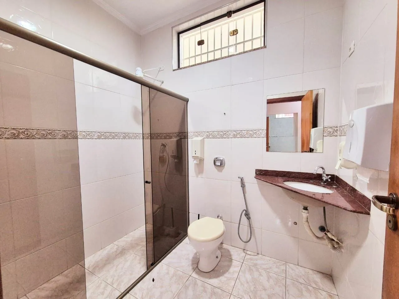 Imagem Oportunidade Imperdível: Casa Comercial a 5 Min do Centro, Perfeita para Empresas com Ampla Estrutura e Localização Estratégica