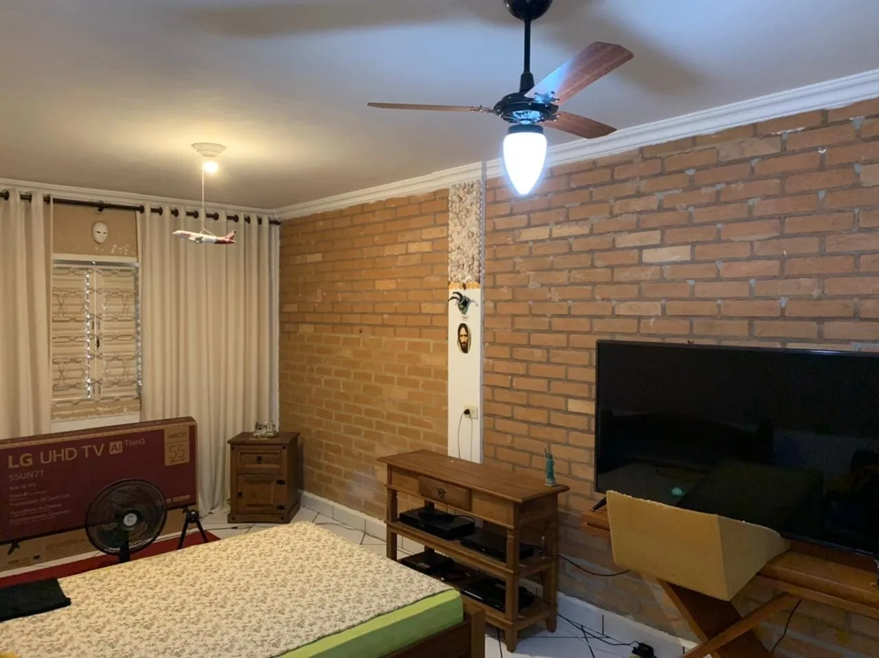 Imagem Comercial para Locação 6 Quartos, 3 Suites, 4 Vagas, 400M², Centro, Taubaté - SP