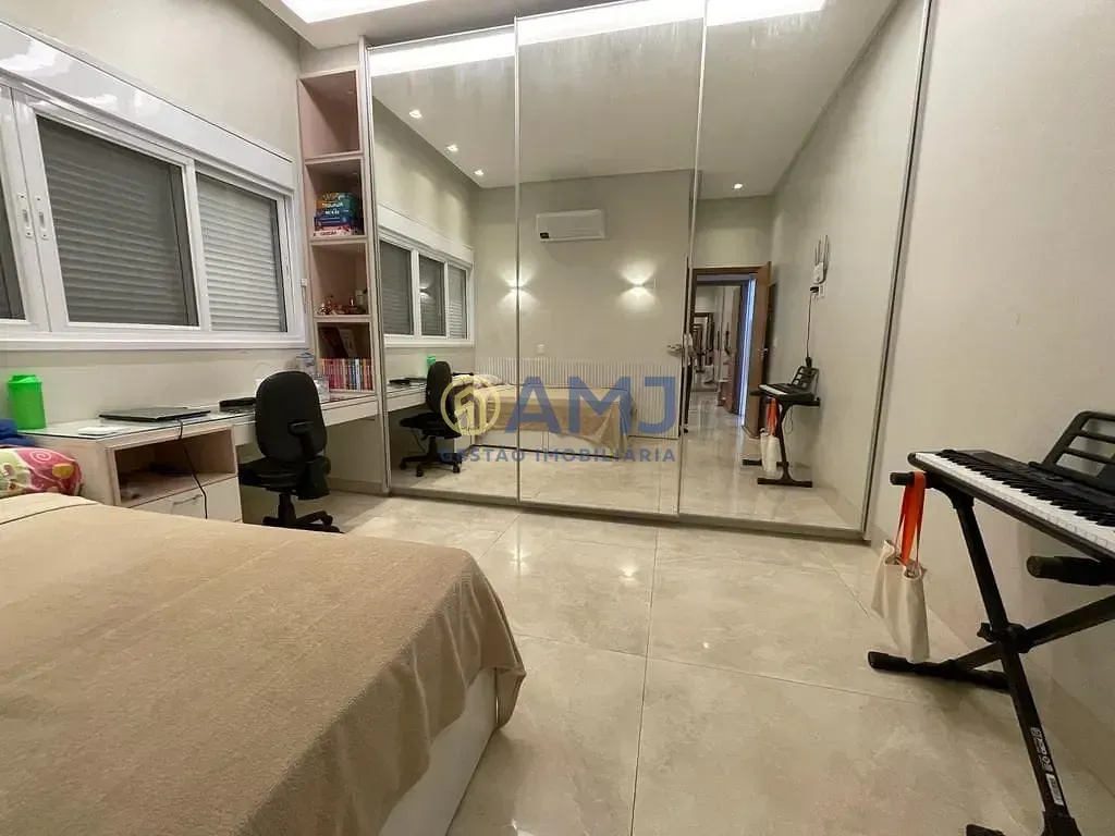 Imagem Vendo Casa Térrea de Alto Padrão no Condomínio do Lago