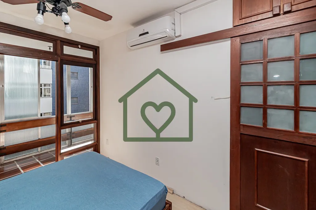 Imagem Com 54m² bem distribuídos, o apartamento conta com 1 dormitório. 
 
O imóvel passou por melhoria...