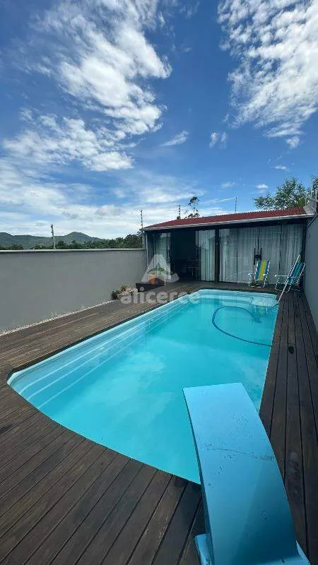 Imagem Oportunidade Única - Casa à Venda com Piscina I 2 Dormitórios I 1 Suíte I 2 Vagas de Garagem - em Areias do meio Governados Celso Ramos - SC