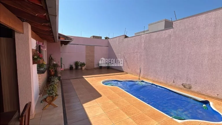 Imagem Casa padrão com 3 dormitórios e piscina climatizada no Parque das Américas