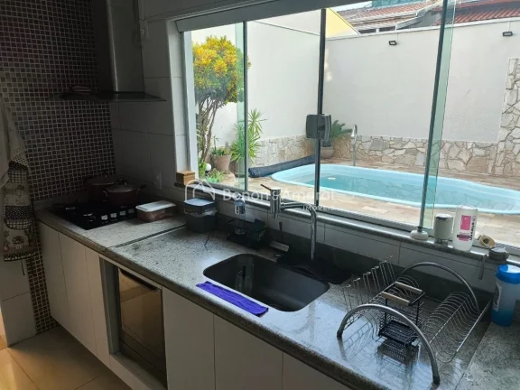 Imagem Este lindo imóvel conta com 3 dormitórios, sendo 1 suíte, todos equipados com ar-condicionado, as...