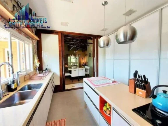 Imagem Casa com privacidade cercada de Ã¡reas verdes preservadas do prÃ³prio condomÃ­nio.
- O condomÃ­nio Ã...