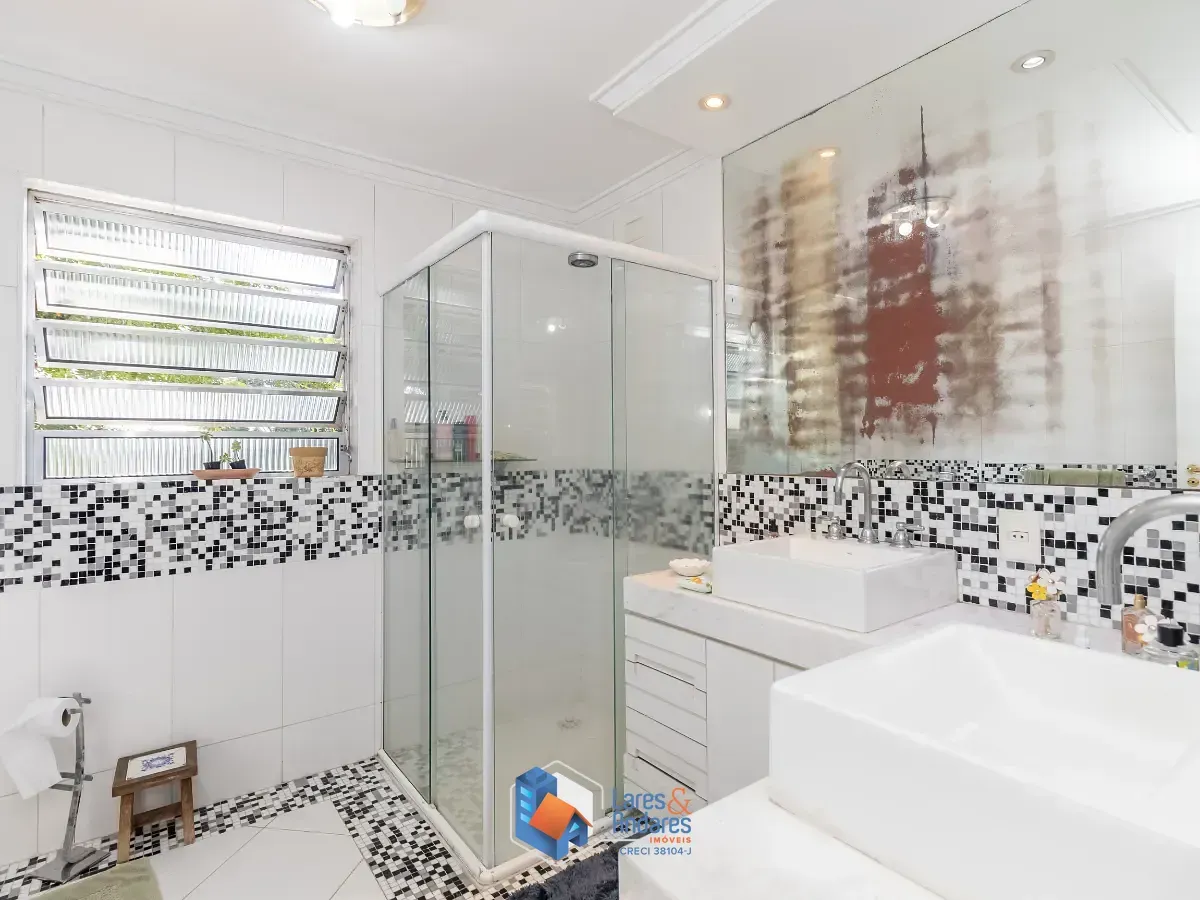 Imagem Casa para venda em Pacaembu com 5 quartos, sendo 1 suíte, 318m²