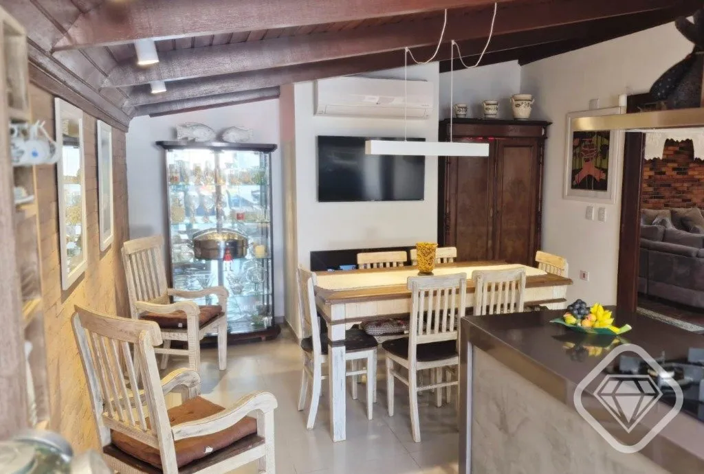 Imagem Casa em dois terrenos no bairro Guarujá, localizada em rua silenciosa, com excelente orientação s...