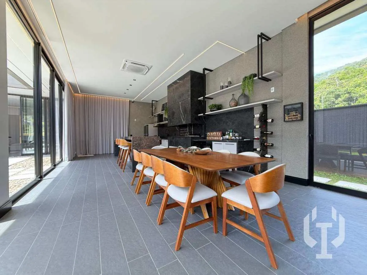 Imagem Casa de condomínio à venda, no Chácara Flora em Itapema, Casa branca, com 5 quartos, 563m2