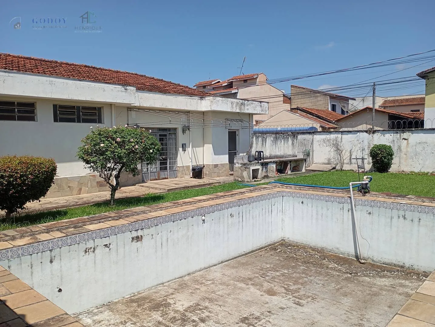 Imagem Grande Oportunidade! Casa Ampla com Piscina e Excelente Localização