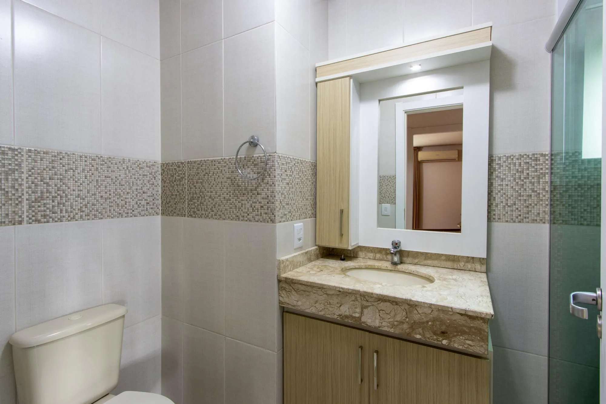 Imagem Casa de alvenaria, com 3 dormitórios, 1 suíte, living, cozinha, lavanderia, churrasqueira, banheiro social, pátio e 4 vagas de garagem.