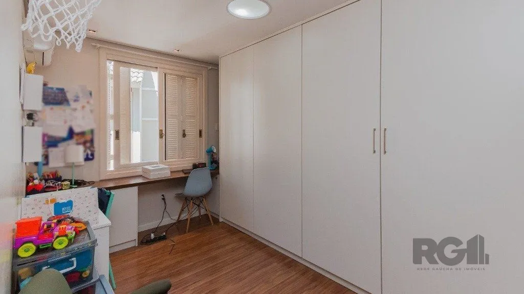 Imagem Excelente casa em condomínio de 249m² com 03 dormitórios e 4 vagas.