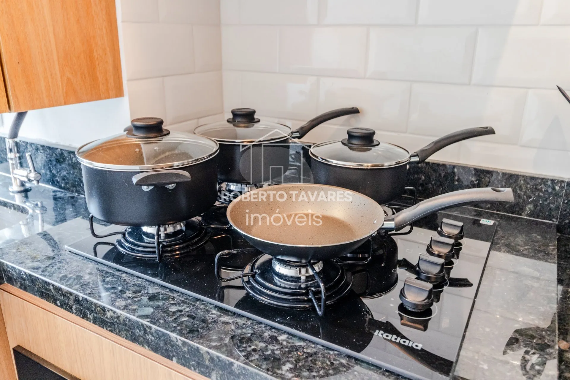 Imagem Apartamento totalmente mobiliado. VENDA DE PORTEIRA FECHADA - O imóvel conta com 2 quartos, sendo 1 suíte, além de uma vaga de garagem.