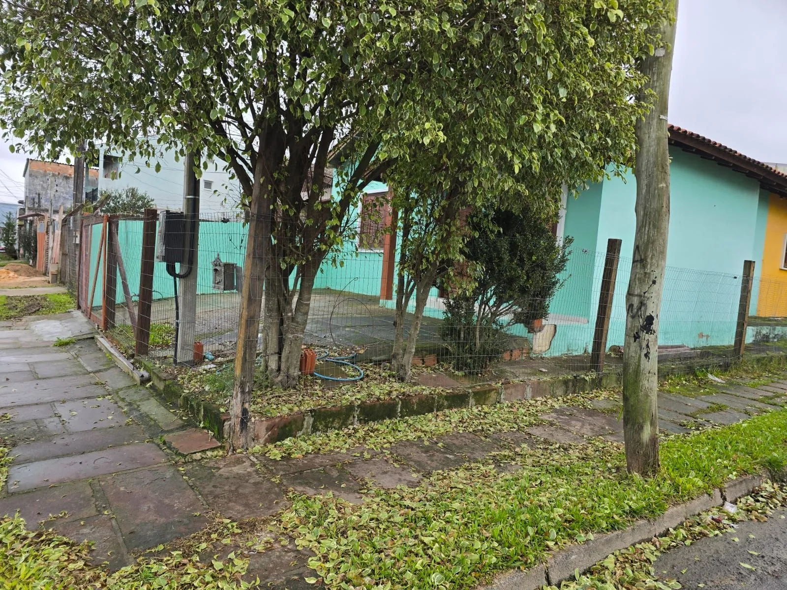 Imagem Casa de esquina no bairro Hípica - 2 dormitórios