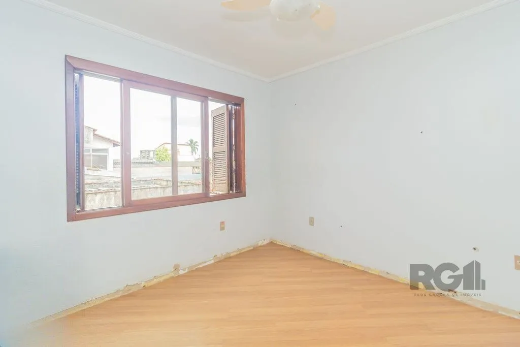 Imagem Casa com 240m², 3 dormitórios, 6 vagas no bairro Sarandi