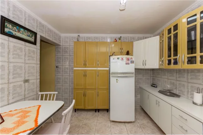 Imagem Encantadora Casa de 175m² com 4 Dormitórios e 2 Vagas na Garagem em Taipas, São Paulo
