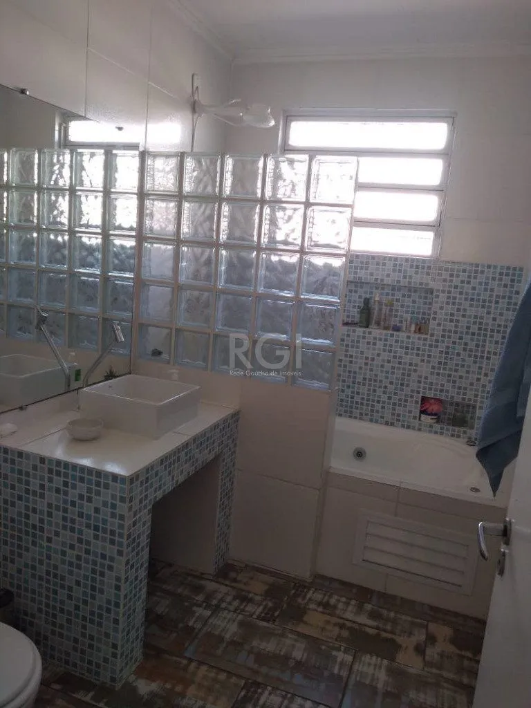 Imagem Casa para Venda - 254m², 3 dormitórios, 2 vagas - Sarandi