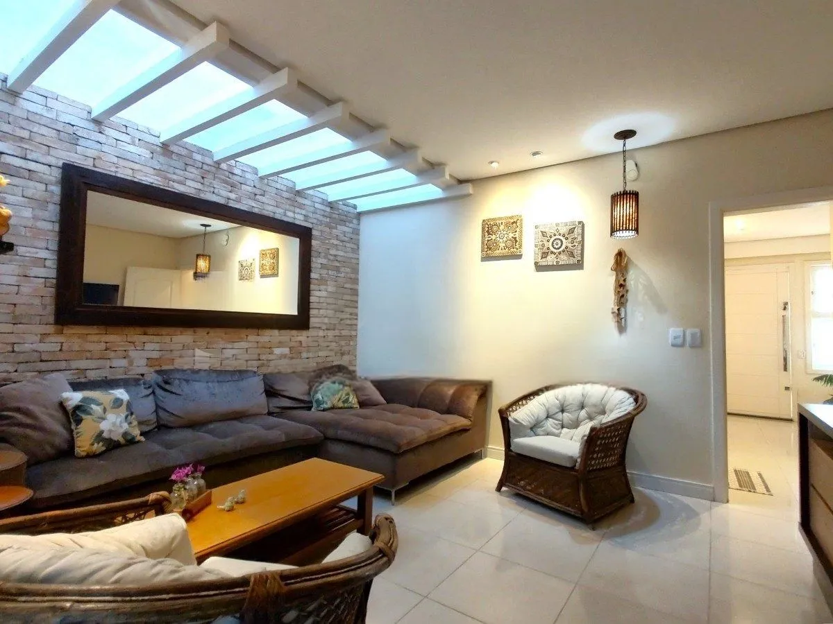 Imagem Casa com 4 dormitórios, espaço gourmet e terraço na Zona Norte de Porto Alegre