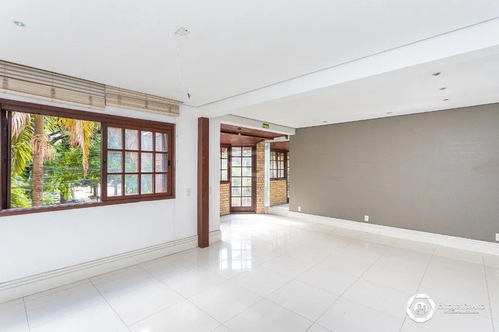 Imagem Casa para Venda - 330m², 4 dormitórios, sendo 3 suites, 2 vagas - Petrópolis