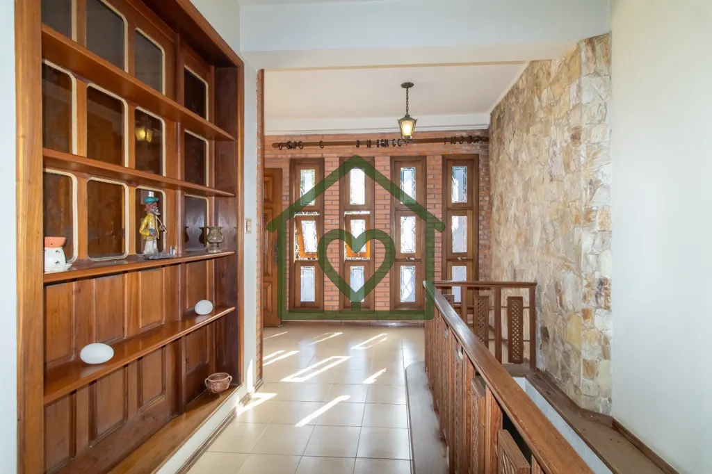 Imagem Casa totalmente mobiliada com 5 quartos, sendo uma suíte com closet, 417 m² de área construída e...