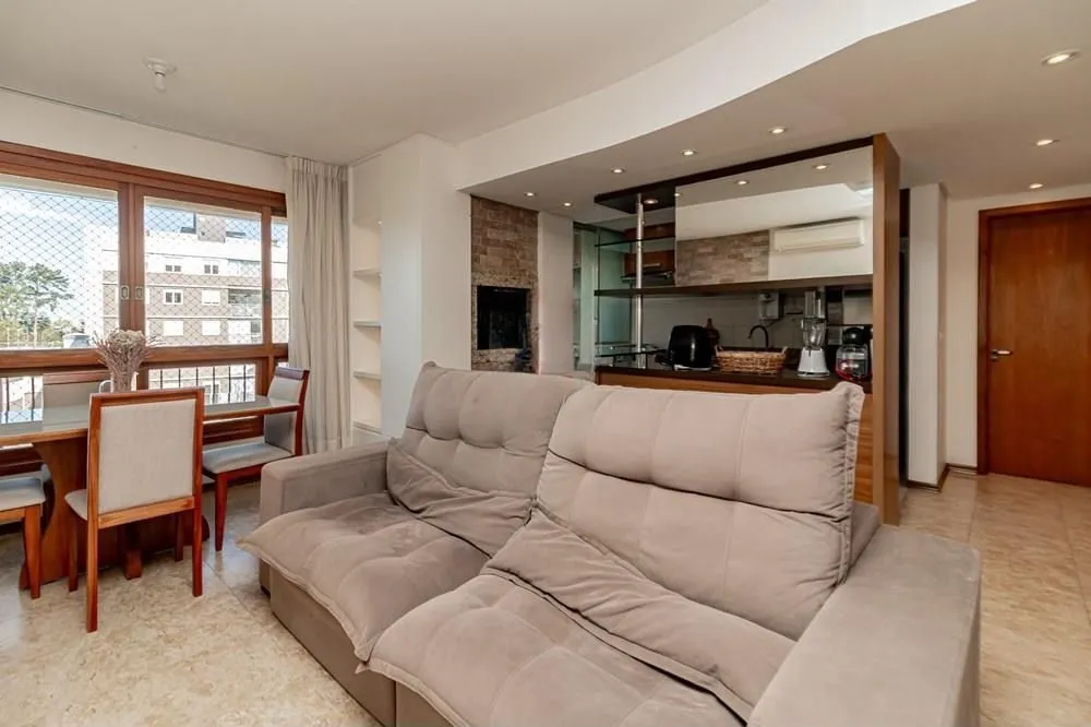 Imagem Apartamento com 3 dormitórios (sendo 1 suíte), 2 banheiros, lareira, churrasqueira e 2 vagas de garagem.