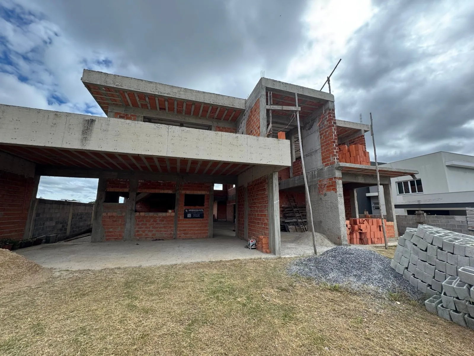 Imagem Casa em Construção no Condomínio Fazenda Alta Vista - 752m² de Área Construída e 6 Suítes