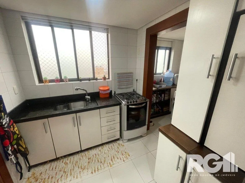 Imagem Apartamento com 3 dormitórios, 1 suíte, lavabo, 2 vagas cobertas, semimobiliado, churrasqueira e lareira.