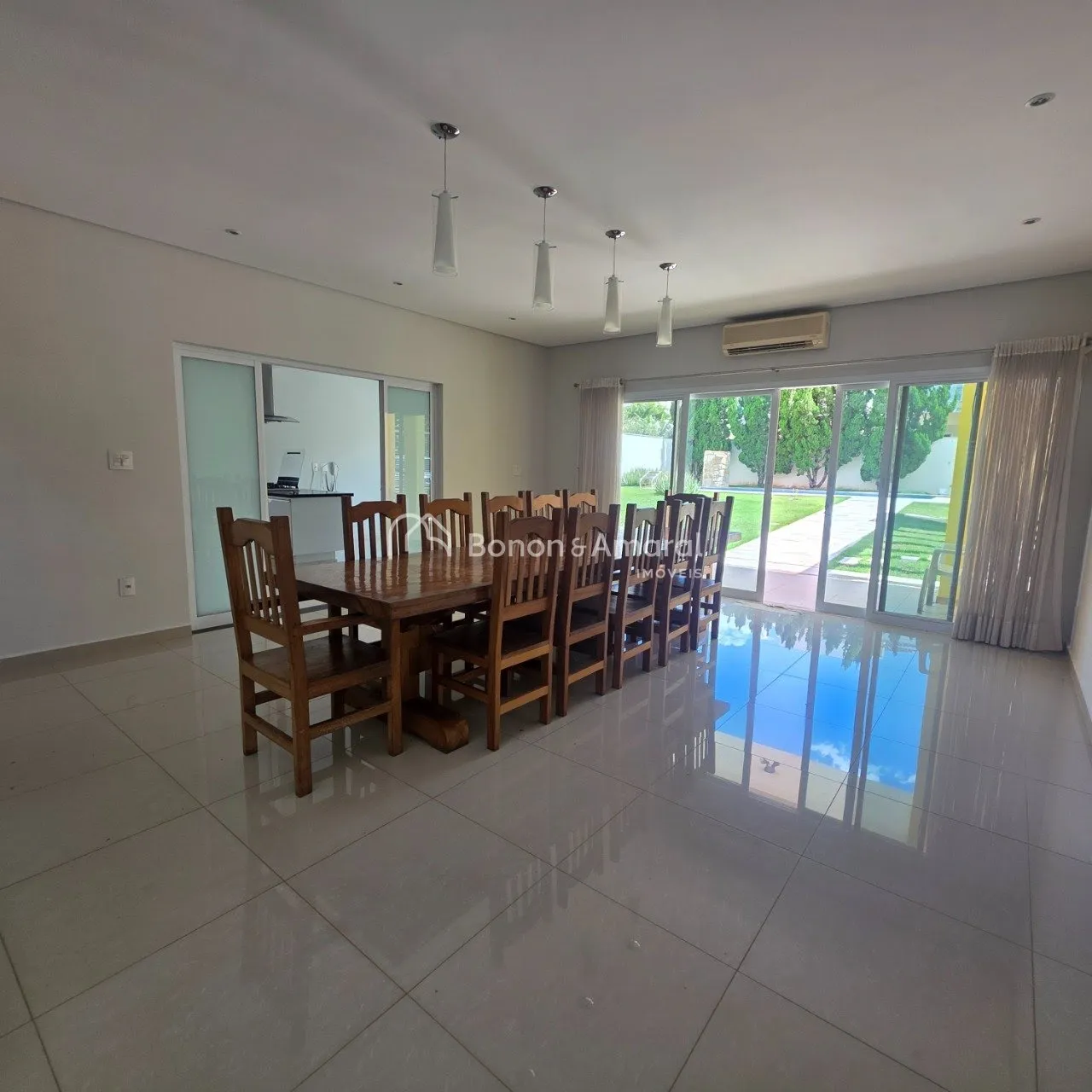 Imagem Sobrado com 316m², 4 suítes, 3 com closet, com piscina em Barão Geraldo