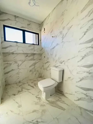 Imagem Casa de alto padrão com 3 suítes e 2 vagas de garagem em Piçarras