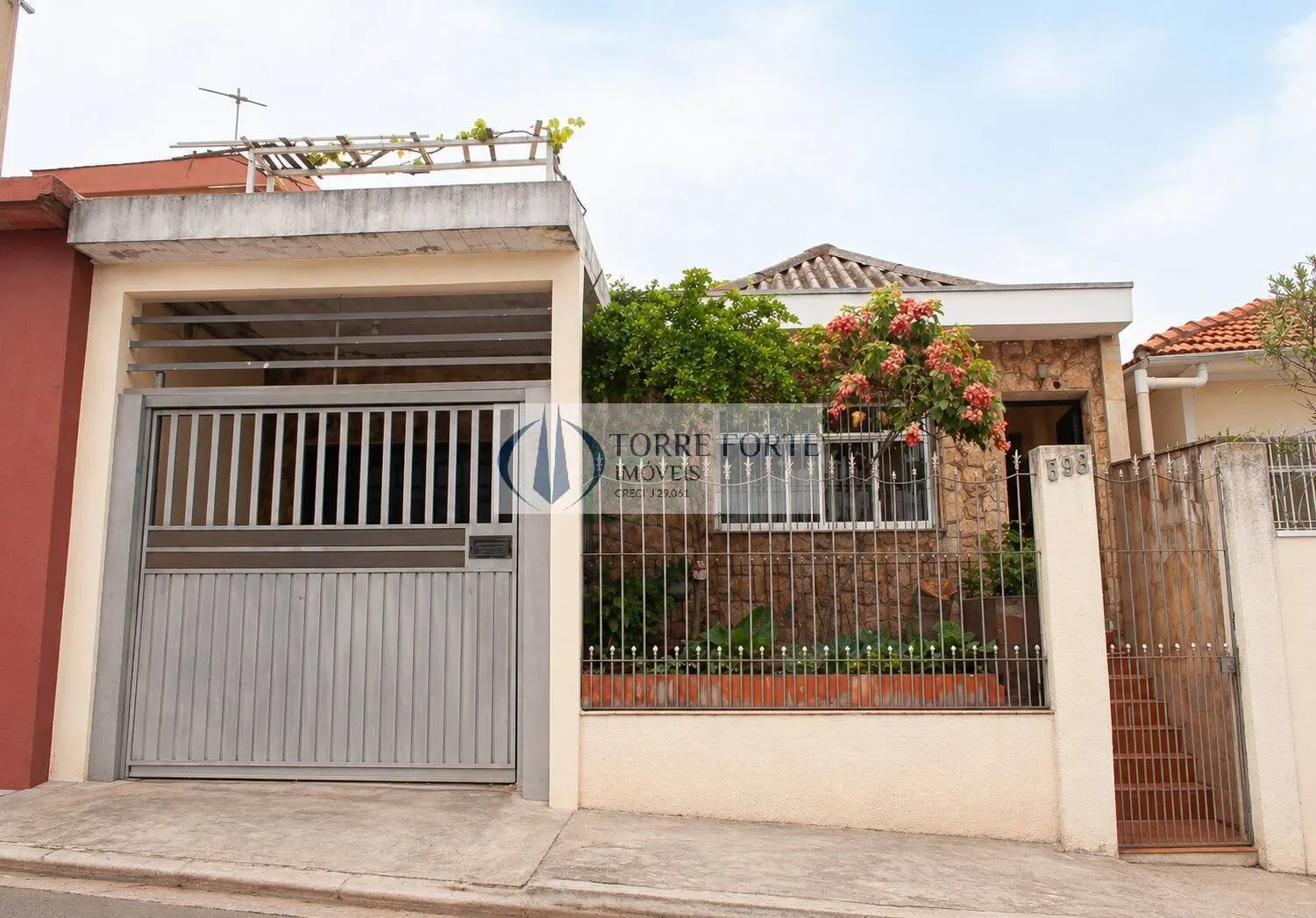 Foto do imóvel Ótima casa 170 m² 4 dorms. 1 suíte, 1 vaga de garagem, quintal, Vila Miriam em Rua João Alves Pimenta