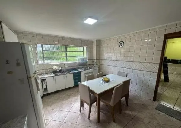 Imagem Ótima casa no bairro Jardim Lindóia, com 4 quartos, pátio amplo e área com churrasqueira