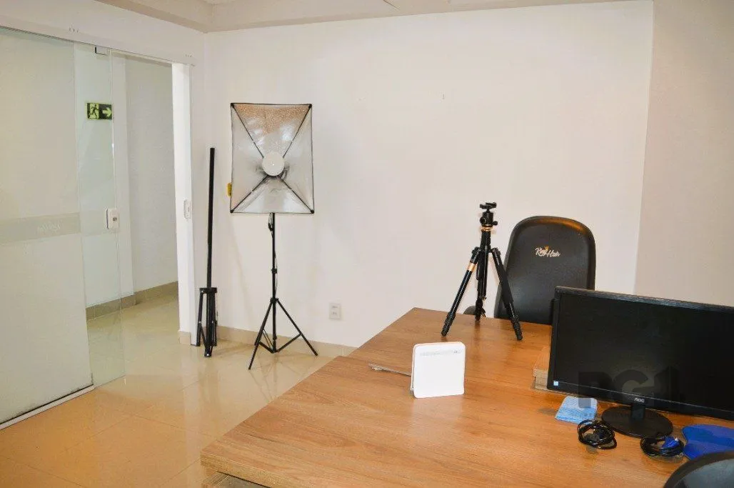 Imagem ANDAR INTEIRO NA GALERIA MALCOM 22º - SALA COMERCIAL LINDA E REFORMADA