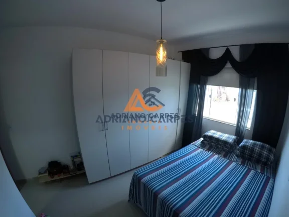 Imagem Casa de esquina com 2 dormitórios, sendo 1 suíte, em Balneário Piçarras Adriano Carpes Imóveis vende