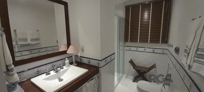 Imagem BELÍSSIMA CASA EM GRAMADO - JUNTO AO LAGO NEGRO
