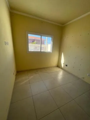 Imagem VENDA DE SOBRADO NO JORDANÓPOLIS, EM ARUJÁ/SP, 150m² com 2 suítes, sala de estar, quintal, edícula com banheiro e garagem para 2 autos. CONSULTE-NOS.