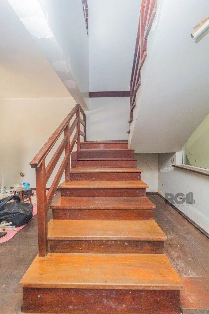 Imagem Casa com 240m², 3 dormitórios, 6 vagas no bairro Sarandi