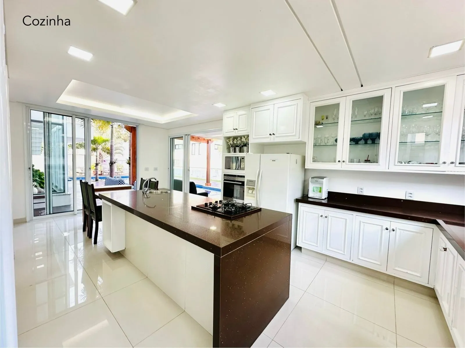 Imagem Mansão de Luxo no Condomínio Bosques do Junqueira - 5 Quartos, Piscina e Área Gourmet