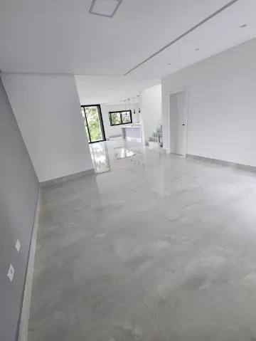 Imagem VENDA DE SOBRADO MODERNO NO CONDOMÍNIO ARUJÁ V, EM ARUJÁ/SP, com 300m², 04 suítes, sala 03 ambientes, piscina e garagem para 04 carros. CONSULTE-NOS.