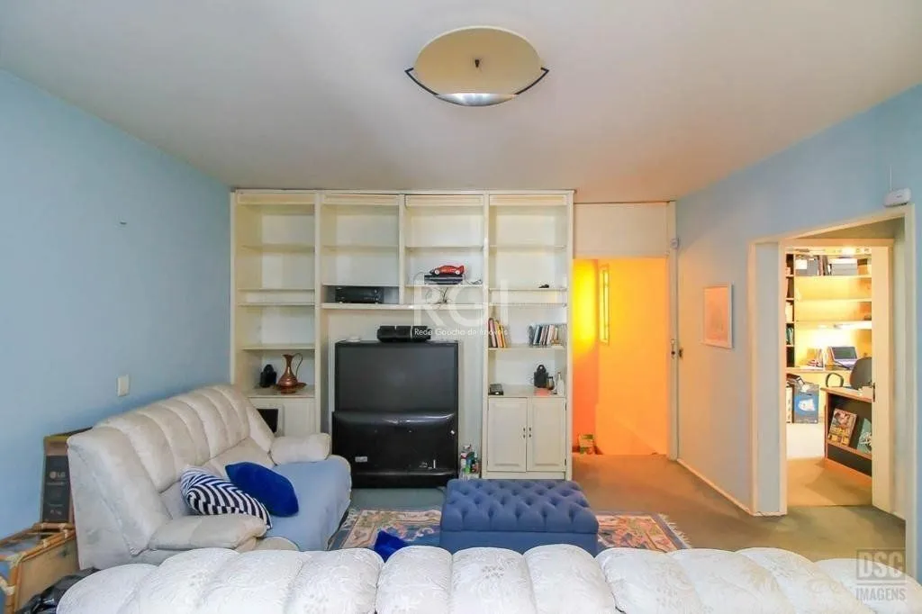 Imagem casa Living para 3 ambientes com lavabo, cozinha com pia e armários planejados