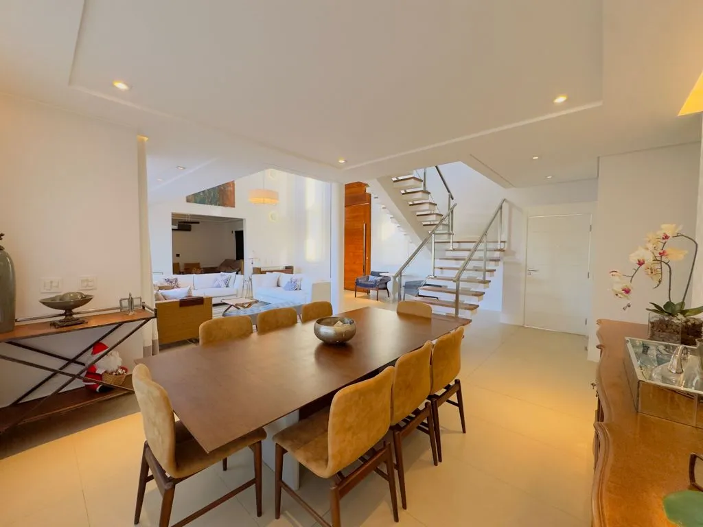 Imagem Casa de Luxo em Condomínio à Venda em Valinhos-SP, 4 Suítes, 3 Salas, 7 Banheiros, 4 Vagas de Garagem 460m²