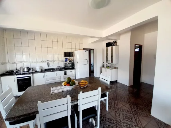 Imagem Magnífico Imóvel em Garopaba-SC: Casa e 2 Aptos, Vista para o Mar, 310m², Próx. à Praia.