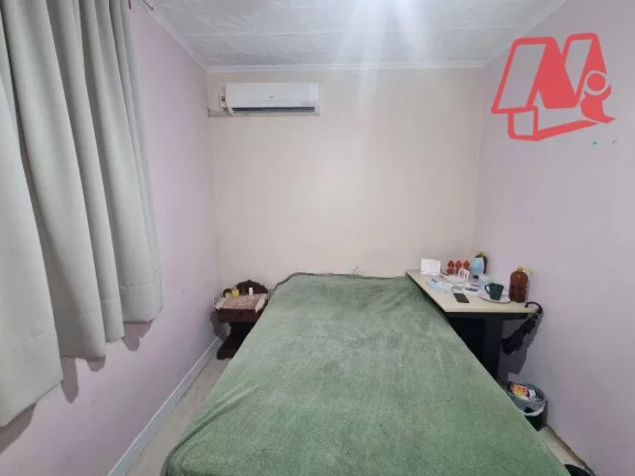 Imagem Casa com 5 dormitórios e pátio próximo à Redenção